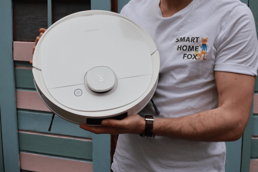 Ecovacs Deebot T9 wird hochgehalten